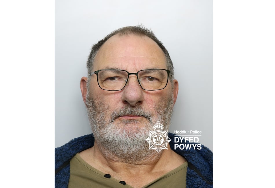 Social worker jailed for communication with teenage girl