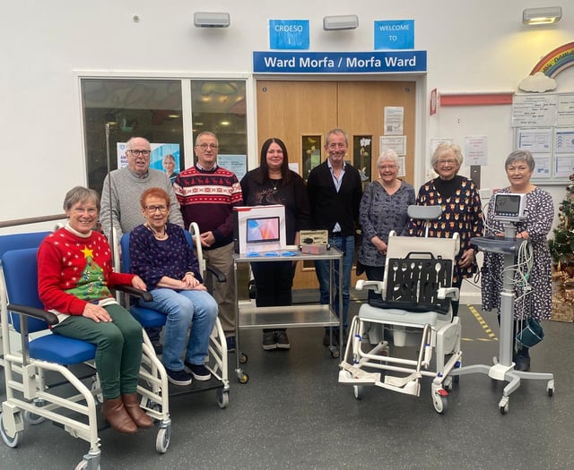 Cyfeillion Ysbyty Alltwen donate £12,500 for hospital equipment