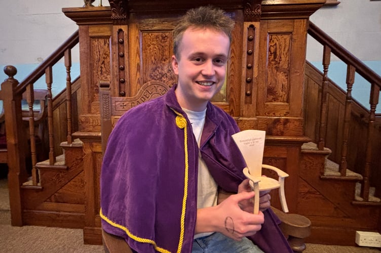 Sion Wyn o Felinfach, enillydd y gadair i rai o dan 21 oed ac ef enillodd yr ail a’r drydedd wobr hefyd