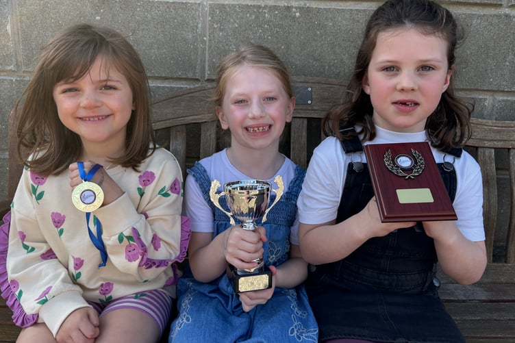 Unawd 6 – 8 oed: 1, Cara Taylor; 2, Leisa Hatcher; 3, Betsi Ann.