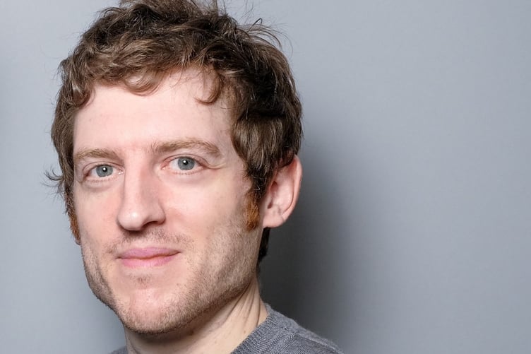 Y digrifwr Elis James