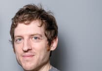 Comedi yn y Pafiliwn: Elis James yn Eisteddfod y Garreg Las