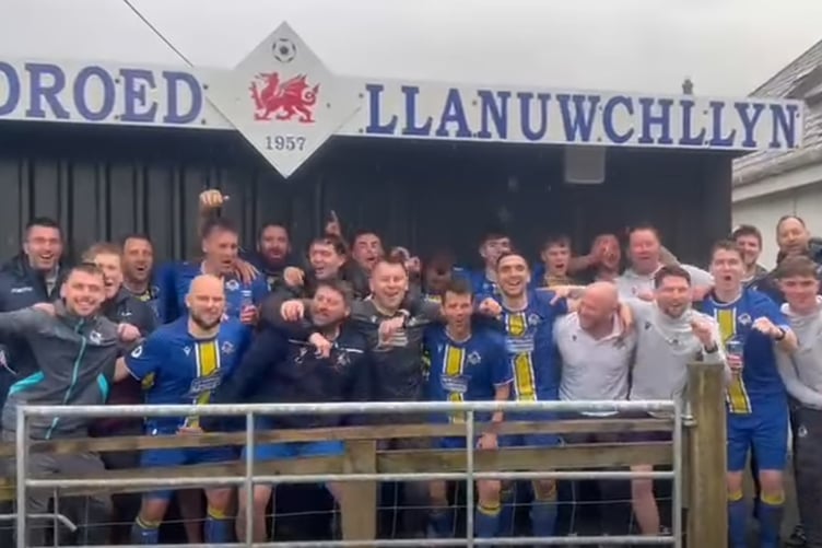 Llanuwchllyn celebrations after securing the Ardal North East title