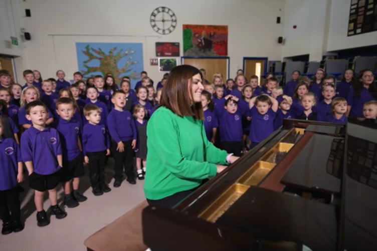 Einir Dafydd gyda disgyblion Ysgol Bro Preseli