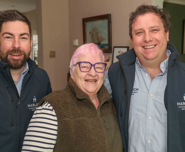 Porthdinllaen's pub celebrates partnership with Harlech Foodservice