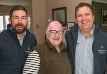 Porthdinllaen's Tŷ Coch Inn celebrates 50-year partnership with Harlech Foodservice