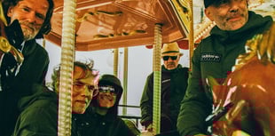 Super Furry Animals i berfformio yn Eisteddfod y Garreg Las