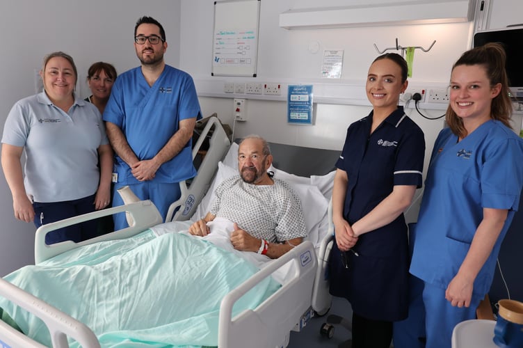 David Finch with nursing and physio staff on Enlli Ward. Photo: BCUHB