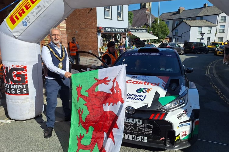 Builth Wells Mayor, Cllr Mark Hammond flags the cars away at the 2025 start