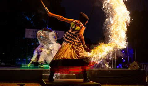 Mari Hwyr!: Sbectacl dawns a syrcas bywiog yn Eisteddfod 2026