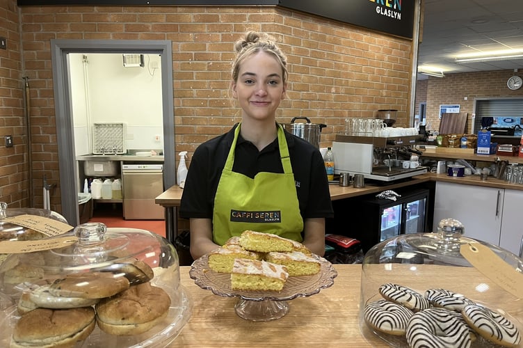 An individual who’s received support from Seren Cyf., and works in their café.