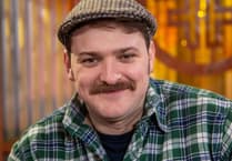 Welsh Whisperer yn lansio taith Dewin a Doti ar Faes Eisteddfod Genedlaethol yr Urdd