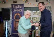 Dementia singalong brings Gwynedd libraries to life