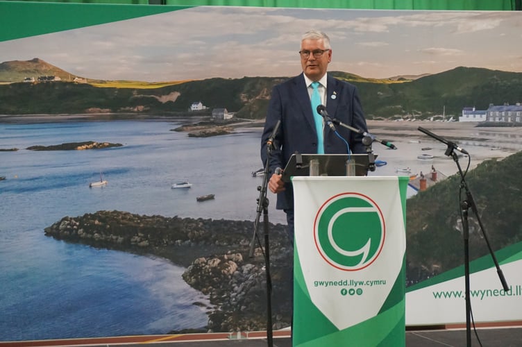 Andrew Griffin addressing the crowd at the Gwynedd Maldwyn election count.
