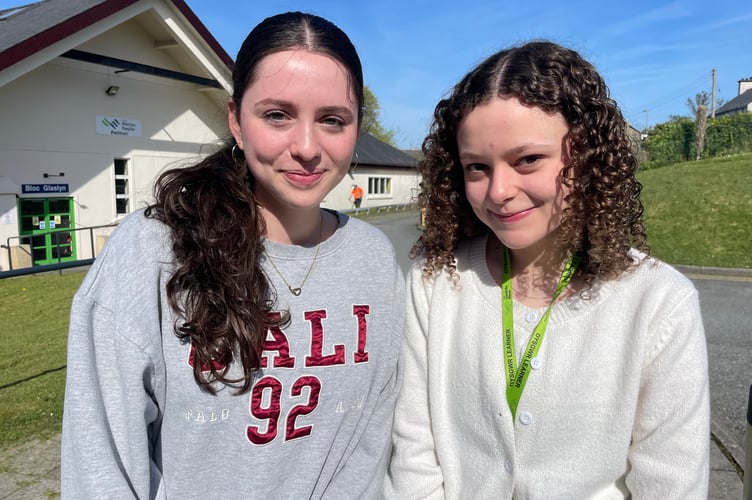 Alys Atking and Chloe Zarate