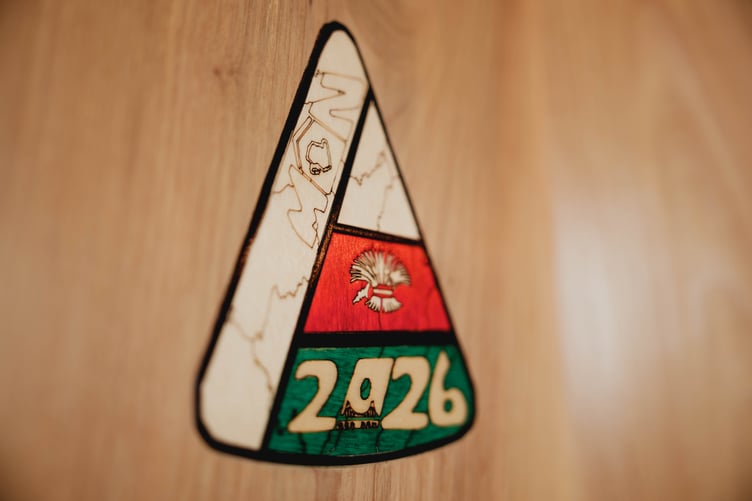 Logo Eisteddfod yr Urdd Ynys Môn 2026 ar y gadair