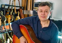 Prif leisydd y Manic Street Preachers yn canu’n Gymraeg am y tro cyntaf ar S4C
