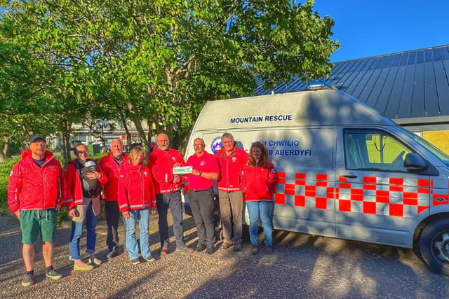 Aberdyfi rescuers receive £6,000 thank you from bike ride