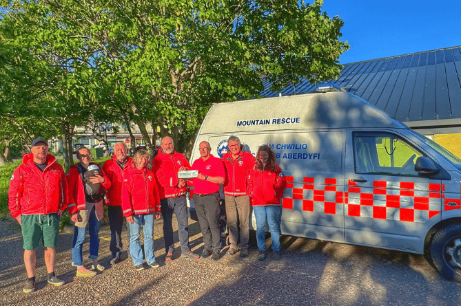 Aberdyfii Search & Rescue Team receive a cheque for £6,000. Photo: Aberdyfii Search & Rescue Team