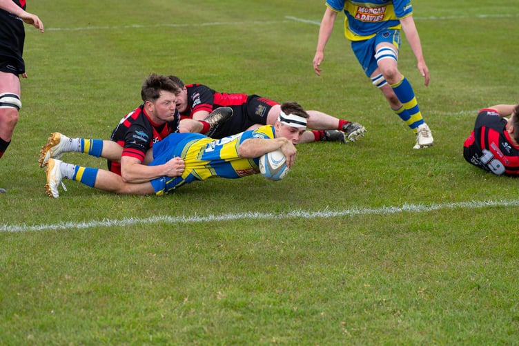 Geth Jenkins scores a try for Aberaeron (Photo: Rhys Hafod)