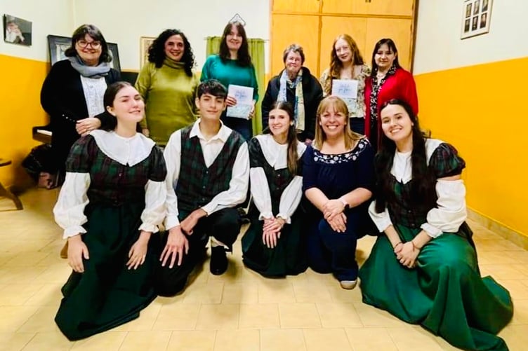 Rhes gefn (hyfforddwyr y perfformiad) o’r chwith: Gladys Thomas (canu), Lilia Molina (dawns yr Ariannin), Esyllt Nest Roberts (cyd-adrodd), Meira Jones (gwisgoedd) Lois Medi (llefaru), Sandra Griffiths (mam un o’r merched fu’n helpu gyda’r gwisgoedd). Rhes flaen, o’r chwith: Emilia, Ian, Carolina, Ariela Gibbon (clocsio), Morena