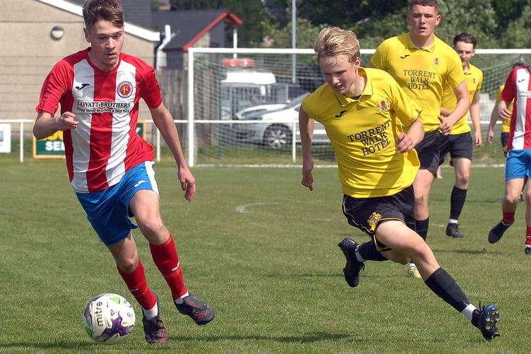 Samson Young drives forward for Dolgellau (Photo: Rod Davies)