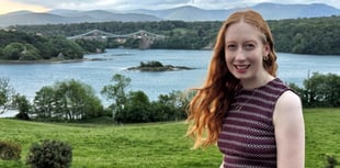 Lois Medi – y ferch gyntaf i ennill dwy Gadair yn Eisteddfod yr Urdd