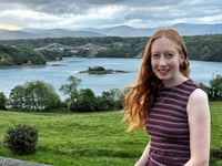 Lois Medi – y ferch gyntaf i ennill dwy Gadair yn Eisteddfod yr Urdd