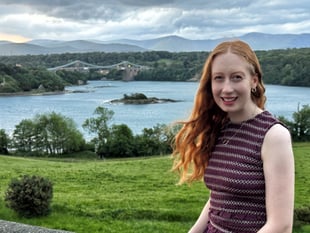 Lois Medi – y ferch gyntaf i ennill dwy Gadair yn Eisteddfod yr Urdd