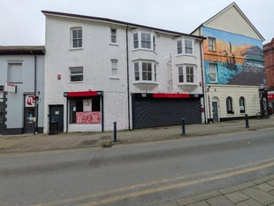 Plan to split Aberystwyth shop into two approved