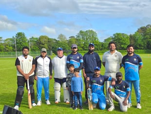 Commoners hold nerve for crucial three-wicket win