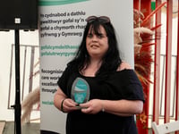 Enwebiadau gofalu trwy’r Gymraeg ar agor