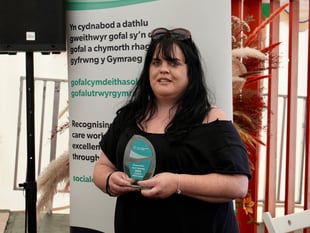 Enwebiadau gofalu trwy’r Gymraeg ar agor