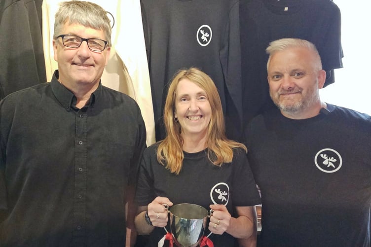 Purple Moose Brewery staff receiving the trophy from Dylan Ellis, Teledu Port TV