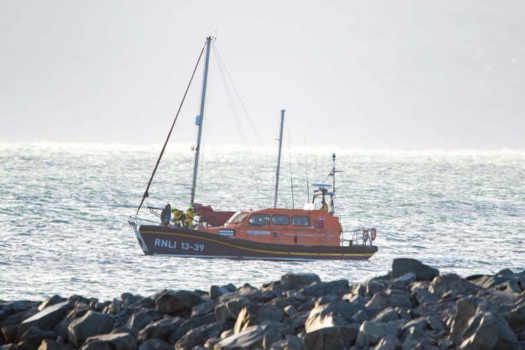 Pwllheli RNLI attending to yacht off Gimblet Rock, Pwllheli. Photo: RNLI/Dion Dobson