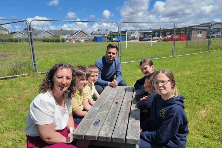Ysgol Bontnewydd Year 4 pupils with Councillors Dewi Jones and Menna Trenholme. Photo: Gwynedd Council