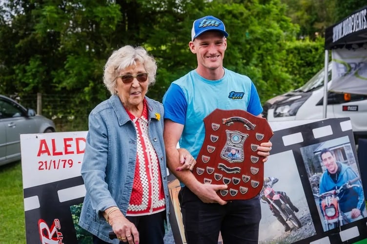 Mrs Evans presents the trophy to Gethin Humphreys