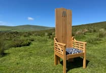 Cyflwyno coron a chadair Eisteddfod y Garreg Las