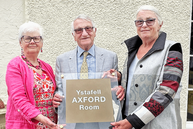 Alan and Karen Axford with the plaque for the newly named Axford room, presented by HAHAV Chair, Gwerfyl Pierce Jones