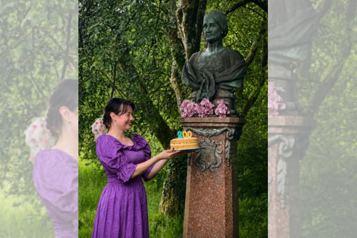 Mother Londonderry presented with 200th birthday cake during town celebrations visual