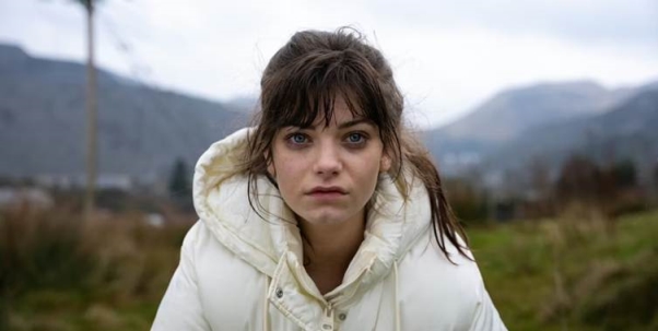 'Effi o Blaenau' follows Effi, a young woman desperate to escape a town where the pubs are closed, the jobs have vanished, and her grandmother works night shifts in the local chip shop just to get by. Photo: S4C/ Tarian Production