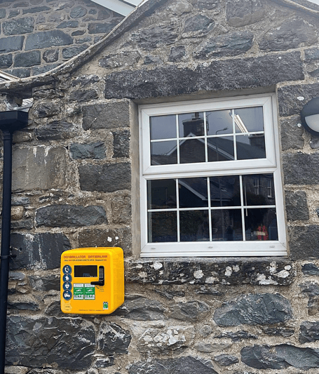 A third community defibrillator has been installed for Dyffryn Ardudwy and Talybont