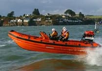 Abersoch RNLI rescues powerboat pair after engine failure
