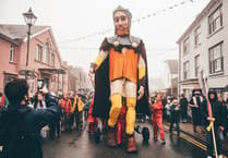 Miloedd yn croesawu yr Arglwydd Rhys yn ôl i Aberteifi