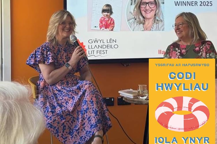 Iola Ynyr (chwith) a'i llyfr newydd Codi Hwyliau – Ysgrifau ar Hapusrwydd