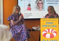 Taith i hapusrwydd: Llyfr newydd Iola Ynyr yn codi hwyliau