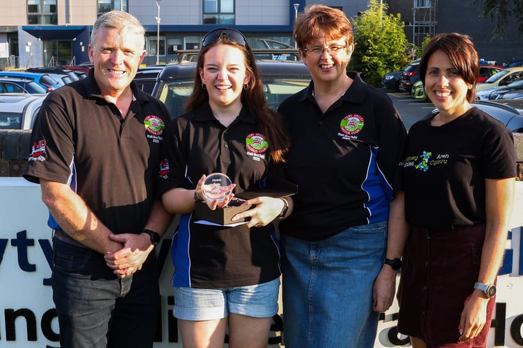 Aled Richards, Hawys Richards and Nia Richards and a representative from Kidney Wales