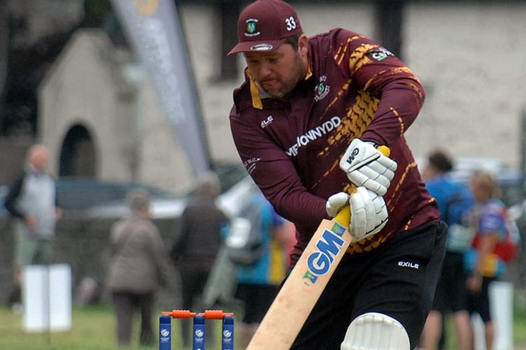 Jaco Oosthuizen scored 29 and claimed 2 for 15