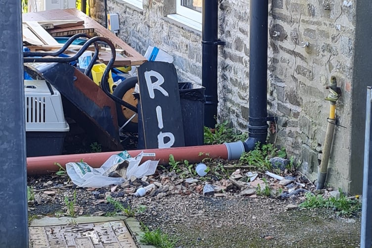 De Vere’s painted a board black with large RIP lettering in white, pointing it towards a terminally ill patient’s Cilcennin home, making sure it’s prominently visible.