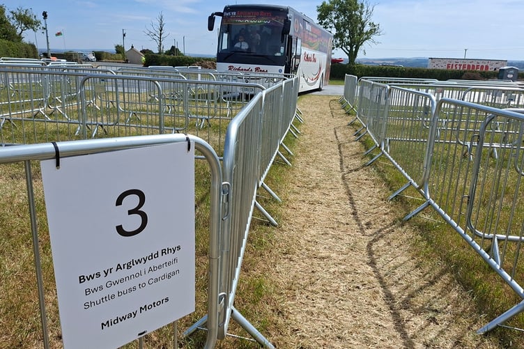The pick-up and drop-off point at the Maes